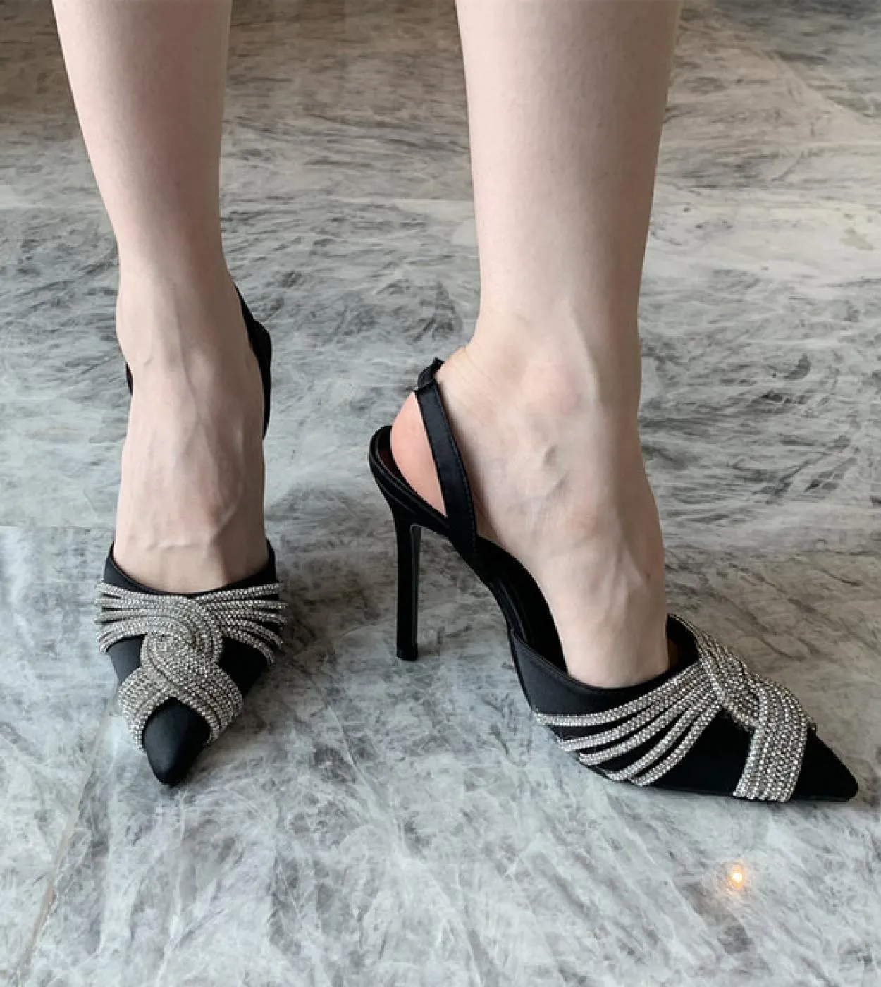 Décolleté da donna in raso con strass di lusso Eleganti sandali con cinturino a punta da sposa Tacchi alti sottili da sposa Prim